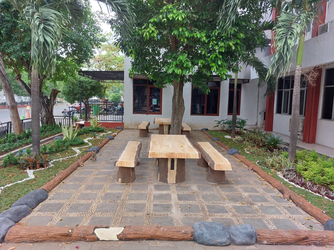 Taman Gedung Kuliah FEB 1